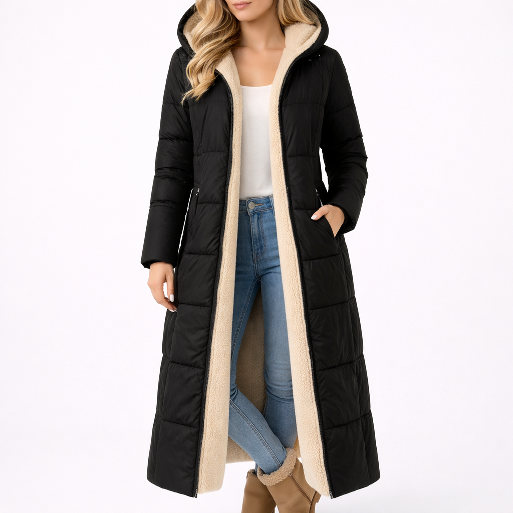 Un abrigo largo acolchado con capucha y forro interior de borrego, abierto al frente.