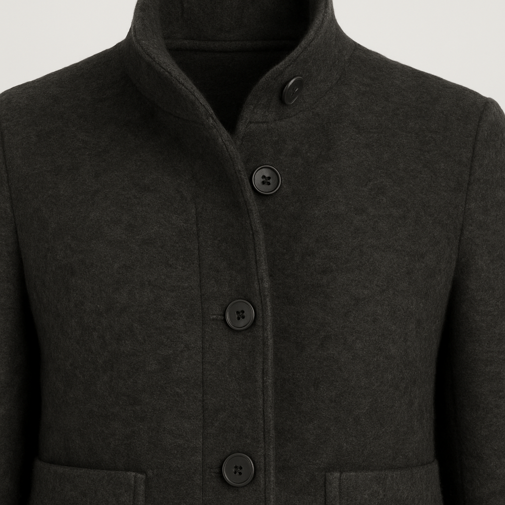 Abrigo de lana con botones frontales, cuello alto y corte estructurado, diseñado para uso diario