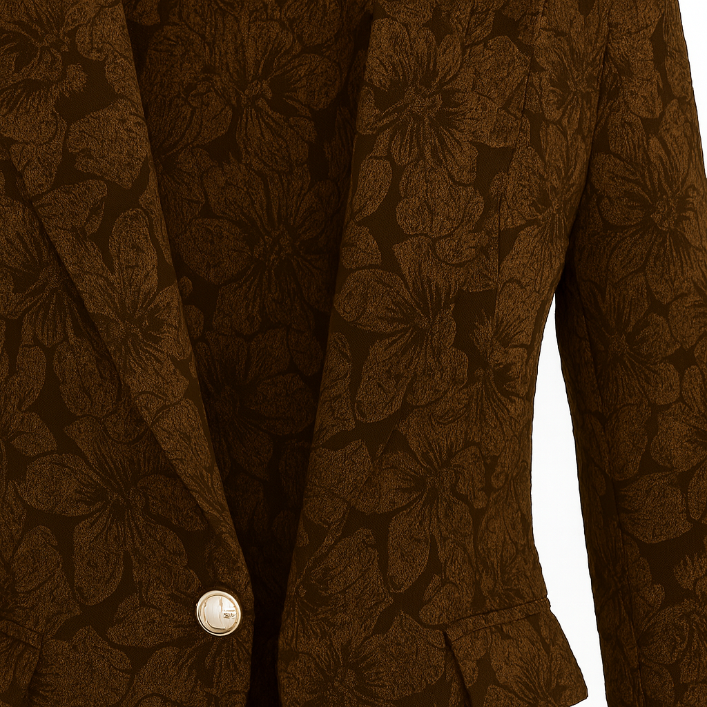 Blazer con textura floral y cierre de un botón, combinado con camiseta blanca y jeans para un look casual elegante