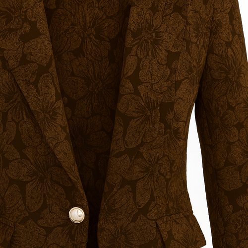 Blazer con textura floral y cierre de un botón, combinado con camiseta blanca y jeans para un look casual elegante