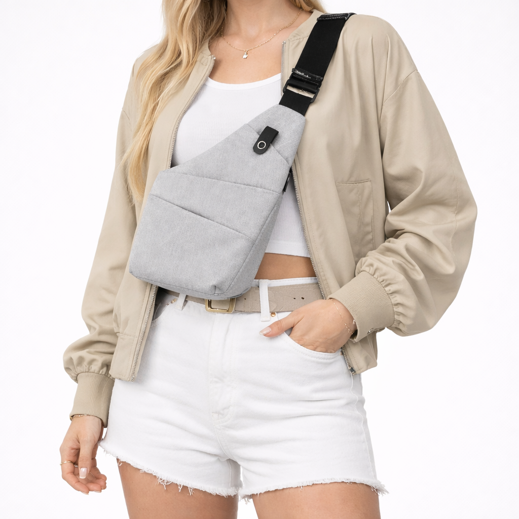 Bolso bandolera estructurado con correa ajustable, cierre con hebilla segura y diseño compacto para uso diario