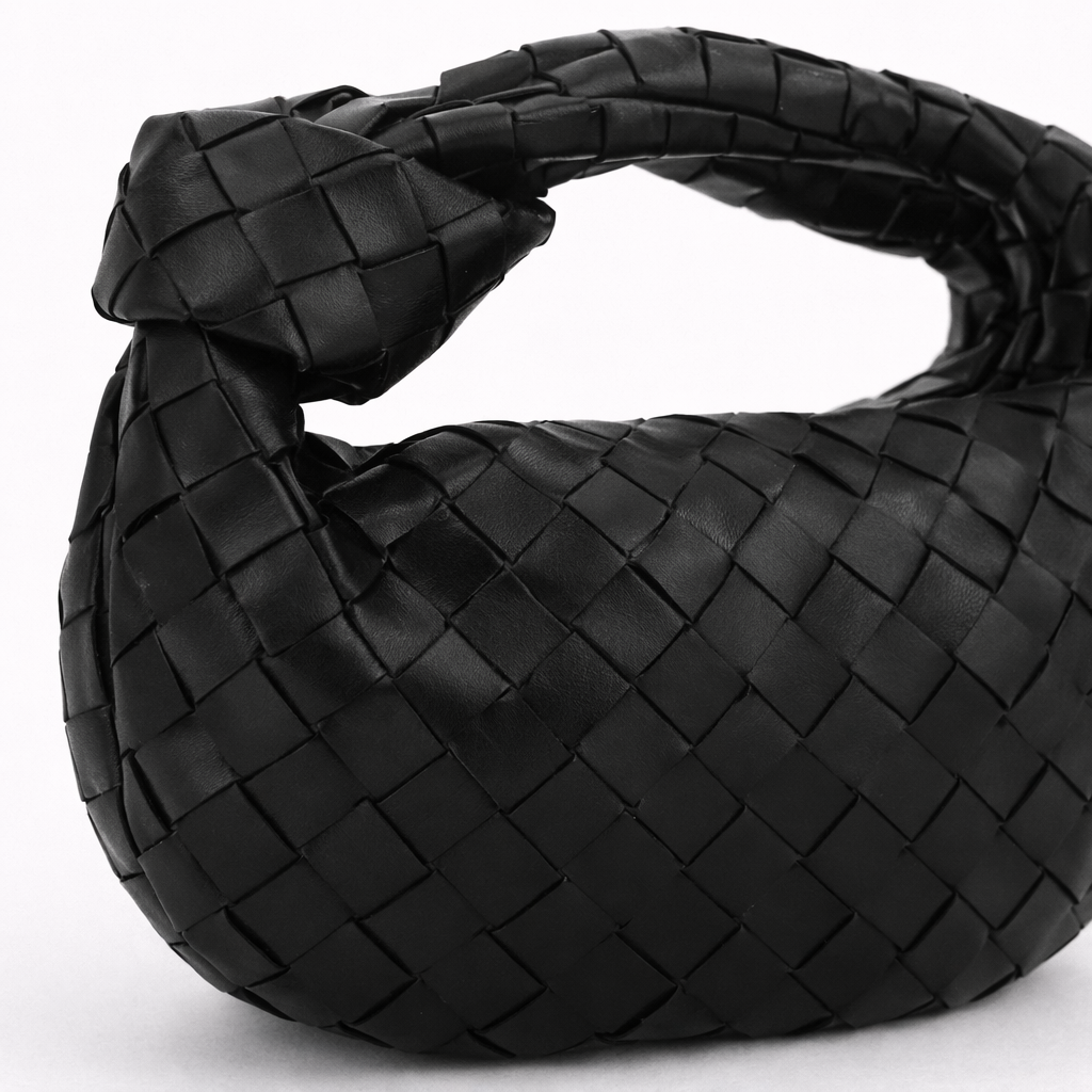 Un bolso pequeño de mano con diseño tejido y asa superior