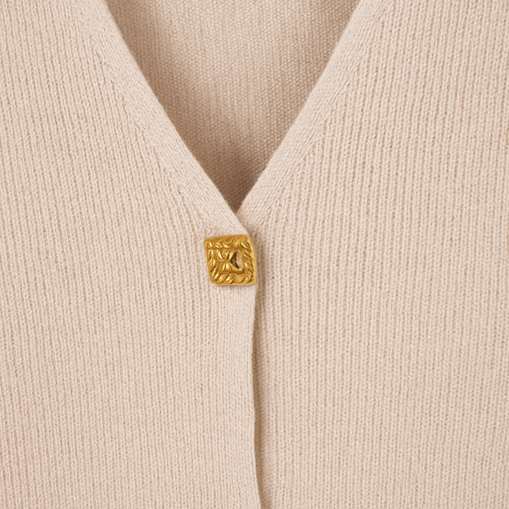 Cárdigan de punto beige con escote profundo en V y dos botones cuadrados dorados